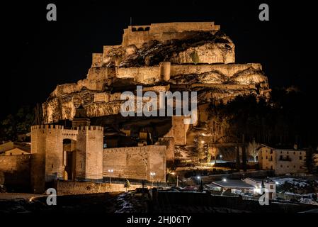 Morella mittelalterliche Stadt in einer Winternacht nach einem Schneefall (Provinz Castellón, Bundesland Valencia, Spanien) ESP: Vista de la ciudad de Morella, Valencia Stockfoto