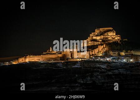 Morella mittelalterliche Stadt in einer Winternacht nach einem Schneefall (Provinz Castellón, Bundesland Valencia, Spanien) ESP: Vista de la ciudad de Morella, Valencia Stockfoto