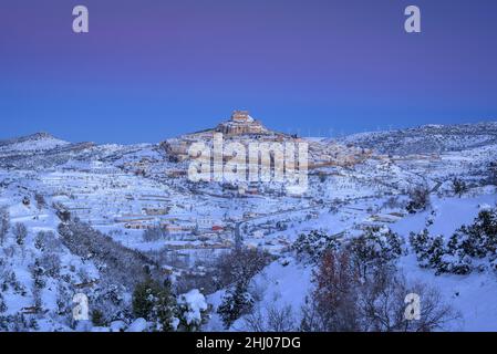 Morella mittelalterliche Stadt bei Sonnenaufgang im Winter, nach Schneefall (Provinz Castellón, Bundesland Valencia, Spanien) ESP: Ciudad de Morella, Valencia, España Stockfoto