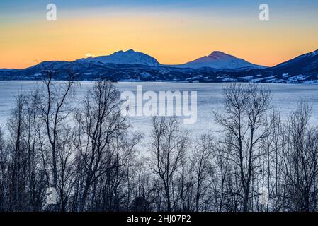 Sonnenuntergang über den Bergen des Balsfjords bei Tromsø an einem sonnigen Winternachmittag (Tromsø, Norwegen) ESP: Atardecer en montañas de Noruega Stockfoto