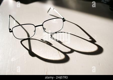 Schatten von einer Brille, Brille. - 26. Januar 2022 Bild von Andrew Higgins/Thousand Word Media Stockfoto