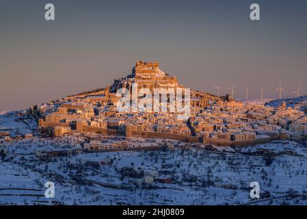 Morella mittelalterliche Stadt bei Sonnenaufgang im Winter, nach Schneefall (Provinz Castellón, Bundesland Valencia, Spanien) ESP: Ciudad de Morella, Valencia, España Stockfoto