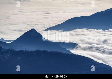 Das Llobregat-Tal, das im Winter von einem Wolkenmeer bedeckt ist, von Coll de Pal aus gesehen (Barcelona, Katalonien, Spanien, Pyrenäen) Stockfoto