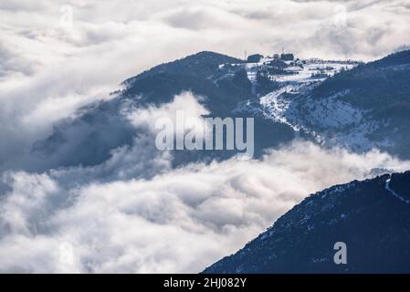 Das Llobregat-Tal, das im Winter von einem Wolkenmeer bedeckt ist, von Coll de Pal aus gesehen (Barcelona, Katalonien, Spanien, Pyrenäen) Stockfoto