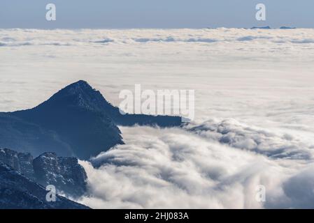 Das Llobregat-Tal, das im Winter von einem Wolkenmeer bedeckt ist, von Coll de Pal aus gesehen (Barcelona, Katalonien, Spanien, Pyrenäen) Stockfoto