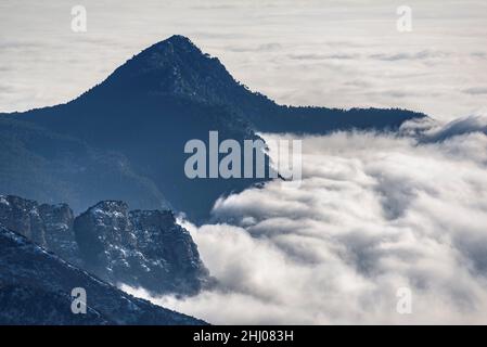 Das Llobregat-Tal, das im Winter von einem Wolkenmeer bedeckt ist, von Coll de Pal aus gesehen (Barcelona, Katalonien, Spanien, Pyrenäen) Stockfoto