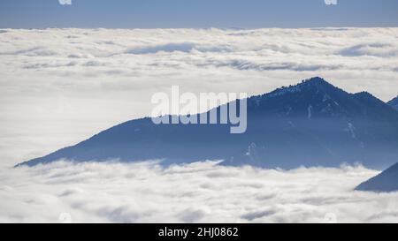 Das Llobregat-Tal, das im Winter von einem Wolkenmeer bedeckt ist, von Coll de Pal aus gesehen (Barcelona, Katalonien, Spanien, Pyrenäen) Stockfoto