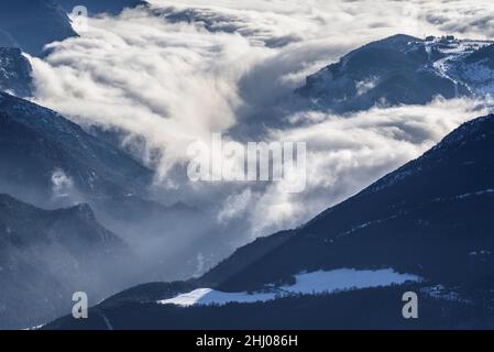 Das Llobregat-Tal, das im Winter von einem Wolkenmeer bedeckt ist, von Coll de Pal aus gesehen (Barcelona, Katalonien, Spanien, Pyrenäen) Stockfoto