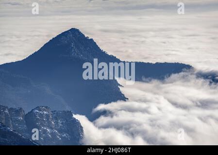 Das Llobregat-Tal, das im Winter von einem Wolkenmeer bedeckt ist, von Coll de Pal aus gesehen (Barcelona, Katalonien, Spanien, Pyrenäen) Stockfoto