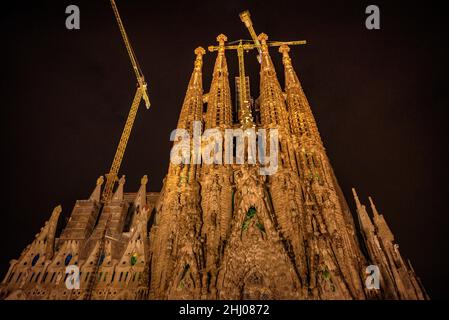 Die Weihnachtsfassade der Basilika Sagrada Familia bei Nacht (Barcelona, Katalonien, Spanien) ESP: Fachada del Nacimiento de la Sagrada Familia de noche Stockfoto