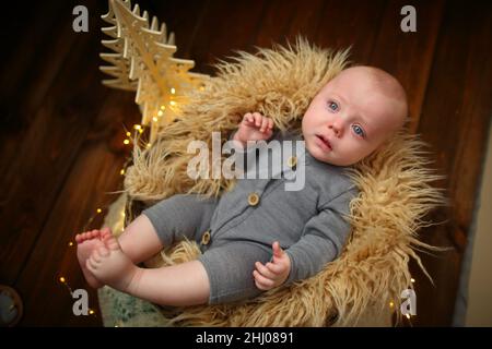 Baby liegt in einem flauschigen Korb Stockfoto