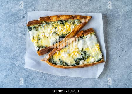 Traditionelle türkische Küche Pide mit Spinat, Käse und Ei. Bereit zu essen und zu servieren. Stockfoto