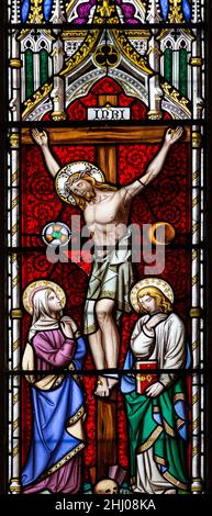 Buntglasfenster von William Wailes c 1860, Thrandeston Church, Suffolk, England, UK - Crucifixion Stockfoto