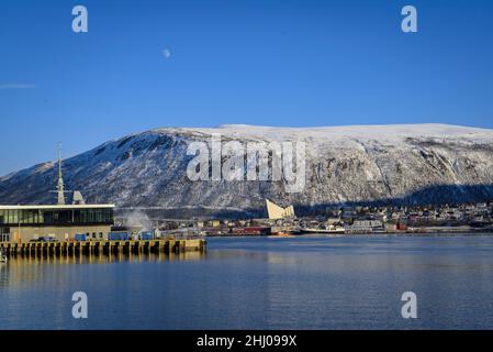 Der Hafen von Tromsø und die arktische Kathedrale an einem sonnigen Winternachmittag (Tromsø, Norwegen) ESP: Puerto de Tromsø, y Catedral del Ártico en una tarde soleada Stockfoto