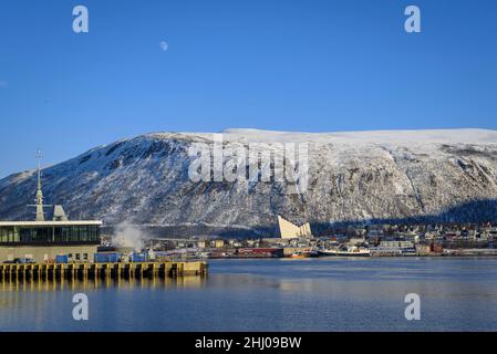 Der Hafen von Tromsø und die arktische Kathedrale an einem sonnigen Winternachmittag (Tromsø, Norwegen) ESP: Puerto de Tromsø, y Catedral del Ártico en una tarde soleada Stockfoto