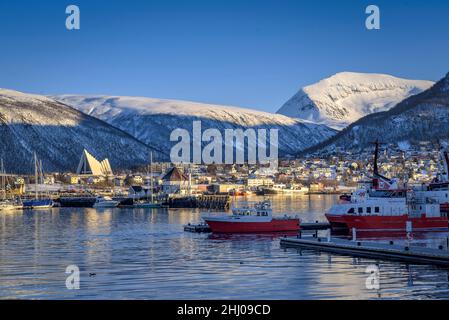 Der Hafen von Tromsø und die arktische Kathedrale an einem sonnigen Winternachmittag (Tromsø, Norwegen) ESP: Puerto de Tromsø, y Catedral del Ártico en una tarde soleada Stockfoto