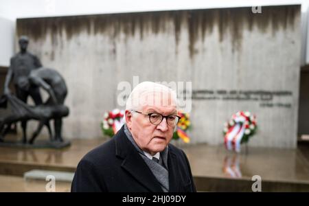 Brandenburg, Deutschland. Oranienburg, Deutschland. 26th Januar 2022. Bundespräsident Frank-Walter Steinmeier (SPD) äußerte sich zum Abschluss eines Besuchs der Gedenkstätte und des Museums Sachsenhausen auf dem Gelände des ehemaligen Konzentrationslagers. Zwischen 1936 und 1945 wurden mehr als 200.000 Personen im Konzentrationslager Sachsenhausen inhaftiert, so die Gedenkstätte dort. Zehntausende von Gefangenen kamen dort durch Hunger, Krankheit, Zwangsarbeit, medizinische Experimente und Misshandlungen ums Leben oder wurden Opfer systematischer Vernichtungsaktionen der SS. Quelle: dpa picture Alliance/Alamy Live Stockfoto