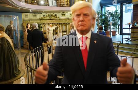 Hamburg, Deutschland. 26th Januar 2022. Die Wachsfiguren von TV-Moderator Thomas Gottschalk (hinten l-r), Sängerin Lena Meyer-Landrut, Modedesigner Karl Lagerfeld, Sängerin Helene Fischer und Ex-US-Präsident Donald Trump (vorne) stehen im Wachsmuseum Panoptikum auf der Reeperbahn. Am 27. Januar 2022 öffnet das Wachsmuseum in der fünften Generation wieder seine Pforten für Besucher. Auf mehreren Etagen sind rund 120 Wachsfiguren zu sehen. Kredit: Marcus Brandt/dpa/Alamy Live Nachrichten Stockfoto