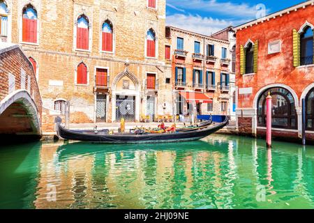 Traditionelle Gondel in der Nähe der Brücke durch den typischen Palast von Venedig, Italien Stockfoto