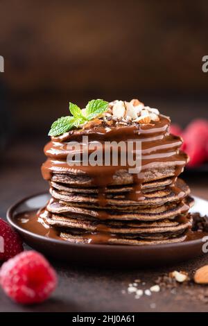 Leckere Schokoladen-Pfannkuchen Mit Schokoladen-Haselnuss-Sauce Topping. Süße Pfannkuchen Zum Frühstück Stockfoto