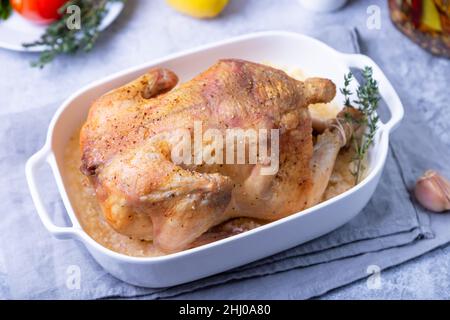 Ganz gebackenes Huhn in Meersalz. Hausmannkost, traditionelles Gericht. Nahaufnahme. Stockfoto