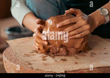 Nahaufnahme der Formgebung mit nassem Lehm auf Rädern Stockfoto