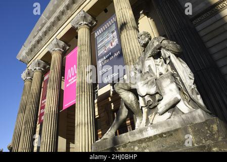 Walker Art Gallery, Liverpool, England, Großbritannien. Mit großen Ausstellungsbannern, die auf façade hingen Stockfoto