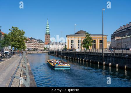 Touristenboote im Hafen von Kopenhagen Stockfoto