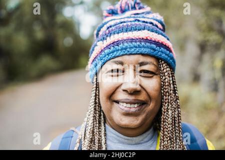 Porträt einer älteren afrikanischen Frau, die während des Trekkingtages im Bergwald Spaß hat - Fokus auf Gesicht Stockfoto