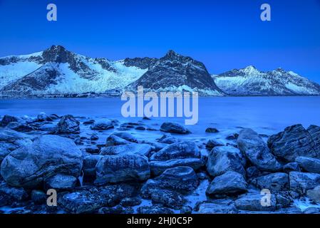 Berge des Ersfjord (Insel Senja) bei kaltem Winteraufgang (Senja, Norwegen) ESP: Montañas del fiordo de Ersfjord (isla de Senja, Noruega) Stockfoto