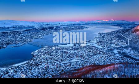 Winteruntergang und Dämmerung in Tromsø, vom Aussichtspunkt Fjellstua Utsiktpunkt aus gesehen über die Seilbahn Fjellheisen Tromsø (Tromsø, Norwegen) Stockfoto