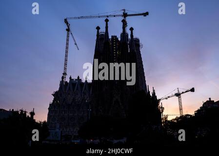 Weihnachtsfassade der Sagrada Família und Eixample in Barcelona zur blauen Stunde. (Katalonien, Spanien) ESP: Fachada del Nacimiento de la Sagrada Famíla BCN Stockfoto