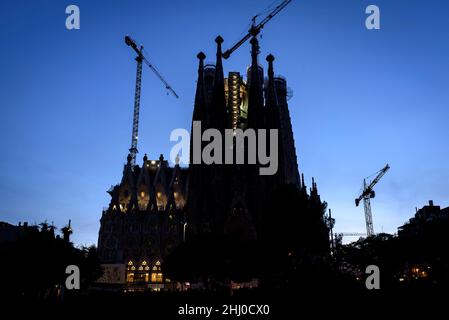 Weihnachtsfassade der Sagrada Família und Eixample in Barcelona zur blauen Stunde. (Katalonien, Spanien) ESP: Fachada del Nacimiento de la Sagrada Famíla BCN Stockfoto