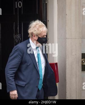 10 Downing Street, London, Großbritannien. 26. Januar 2022. Premierminister Boris Johnson verlässt die Downing Street 10, um an der wöchentlichen Fragestunde der Premierministerin im Parlament teilzunehmen, während die Metropolitan Police während der Sperre Ermittlungen gegen die Partei Nr. 10 beginnt. Quelle: Malcolm Park/Alamy Live News Stockfoto