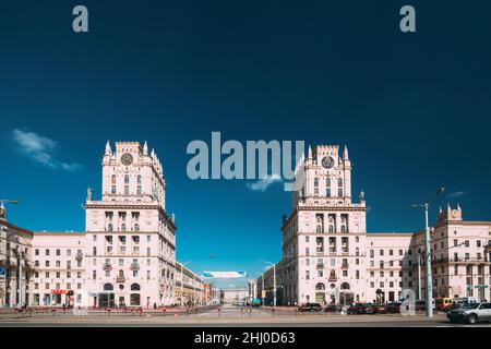 Minsk, Weißrussland. Zwei Gebäude, Türme symbolisieren die Tore von Minsk, Station Square. Überqueren der Straßen von Kirova und Bobruyskaya. Sowjetischen Erbe Stockfoto