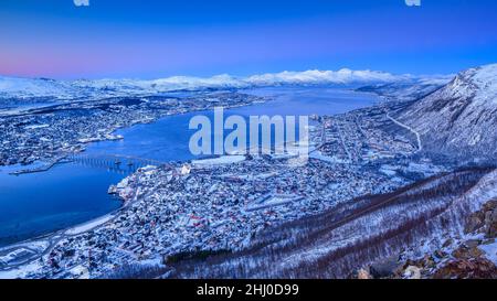 Winteruntergang und Dämmerung in Tromsø, vom Aussichtspunkt Fjellstua Utsiktpunkt aus gesehen über die Seilbahn Fjellheisen Tromsø (Tromsø, Norwegen) Stockfoto