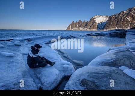 Oksen Berg (auch bekannt als die "Teufelszähne"), an einem kalten sonnigen Wintermorgen (Senja, Norwegen) ESP: Montaña de Oksen en invierno (Senja, Noruega) Stockfoto