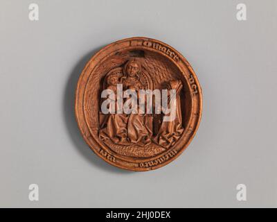 Die Hälfte einer Gebetsperle mit dem Rosenkranzgebet Anfang des 16th. Jahrhunderts Niederlandisch die paarigen Medaillons dieser relativ bescheidenen Schnitzerei illustrieren nicht nur die Verwendung von Buchsbaumgebetsperlen, sondern scheinen auch die Empfehlung des Dominikanertheologen Alanus de Rupe aus dem 15. Jahrhundert zum Beten der zu widergeben Rosenkranz. Er riet, dass die ersten fünfzig Gebete vor einem Bild der Jungfrau und des Kindes und die zweiten fünfzig vor einem Bild des gekreuzigten Jesus gesprochen werden. Hier berührt das Gewand der Frau, die im Gebet kniet, eine Kette von Perlen in der Hand, das Gewand Mariens, und Jesus sieht sie direkt an. Tut s Stockfoto
