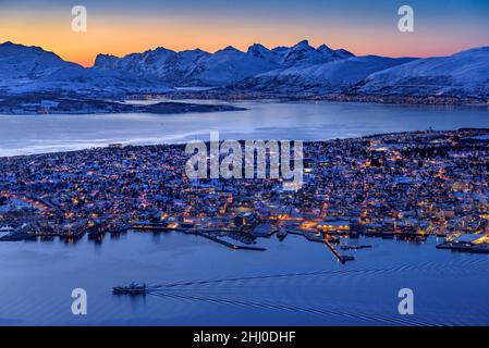 Winterdämmerung und -Abend in Tromsø, vom Aussichtspunkt Fjellstua Utsiktpunkt aus über die Seilbahn Fjellheisen Tromsø (Tromsø, Norwegen) Stockfoto