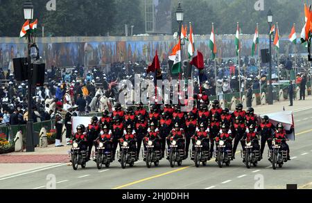 Neu-Delhi, Indien. 26th Januar 2022. Soldatinnen nehmen an der Parade zum Republic Day 73rd in Rajpath in Neu-Delhi, Indien, am 26. Januar 2022 Teil. Quelle: Partha Sarkar/Xinhua/Alamy Live News Stockfoto