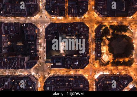 Luftaufnahme des Eixample, des oktogonalen Gitters von Barcelona, Katalonien, Spanien) ESP: Vista aérea del Ensanche de Barcelona (Cataluña, España) Stockfoto