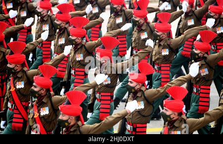 Neu-Delhi, Indien. 26th Januar 2022. Ein Kontingent nimmt an der Parade zum Republic Day 73rd in Rajpath in Neu-Delhi, Indien, am 26. Januar 2022 Teil. Quelle: Partha Sarkar/Xinhua/Alamy Live News Stockfoto