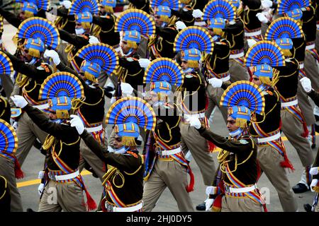 Neu-Delhi, Indien. 26th Januar 2022. Ein Kontingent nimmt an der Parade zum Republic Day 73rd in Rajpath in Neu-Delhi, Indien, am 26. Januar 2022 Teil. Quelle: Partha Sarkar/Xinhua/Alamy Live News Stockfoto