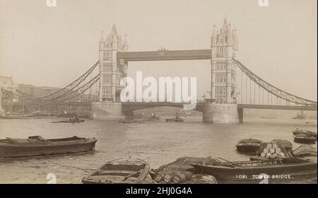 Antike Fotografie der Tower Bridge an der Themse in London, England, um 1890. QUELLE: ORIGINAL ALBUMIN FOTO Stockfoto