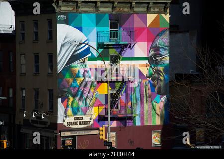 New York: Blick von der Highline auf ein Wandgemälde mit Mutter Teresa und Mohanda Gandhi Stockfoto