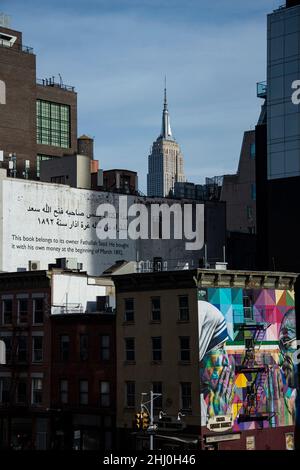 New York: Blick von der Highline auf ein Wandgemälde mit Mutter Teresa und Mohanda Gandhi Stockfoto