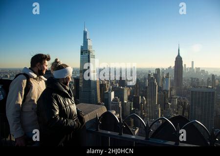 Ein Paar blicks vom Rockefeller Center über die Skyline Manhattans Stockfoto