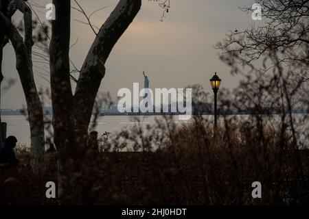 Blick von der Batterie an Manhattans Südspitze auf die Freiheitsstatue Stockfoto