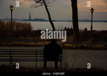 Blick von der Batterie an Manhattans Südspitze auf die Freiheitsstatue Stockfoto