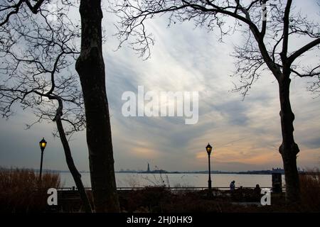 Blick von der Batterie an Manhattans Südspitze auf die Freiheitsstatue Stockfoto